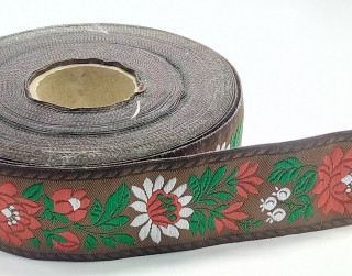 Panglica tesuta, 35mm, fond maron-inchis